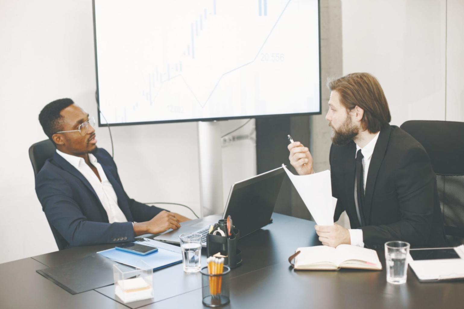 Session de formation en analyse financière avec participants attentifs